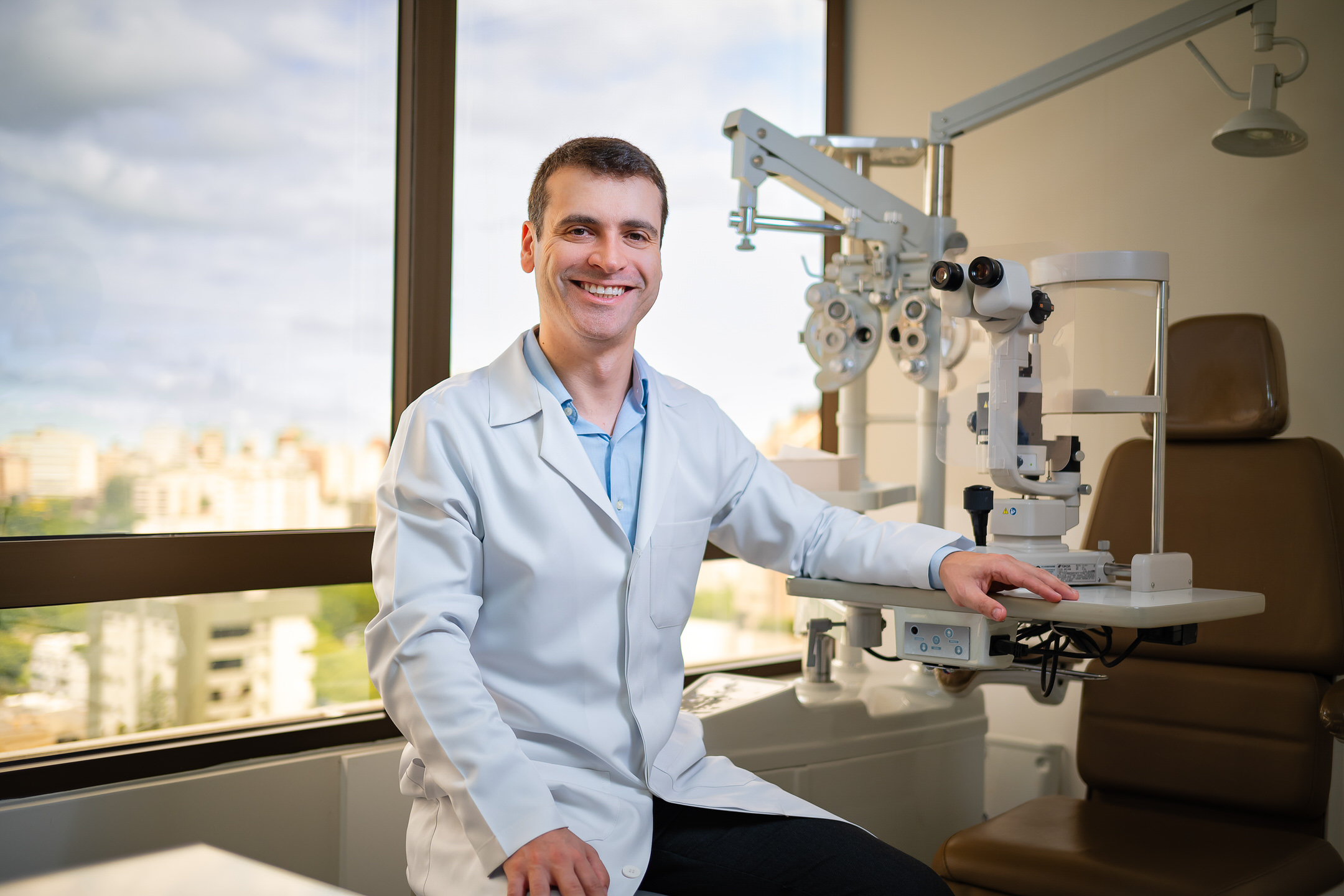 Dr. Bruno Schneider, oftalmologista em Porto Alegre, em consultório oftalmológico