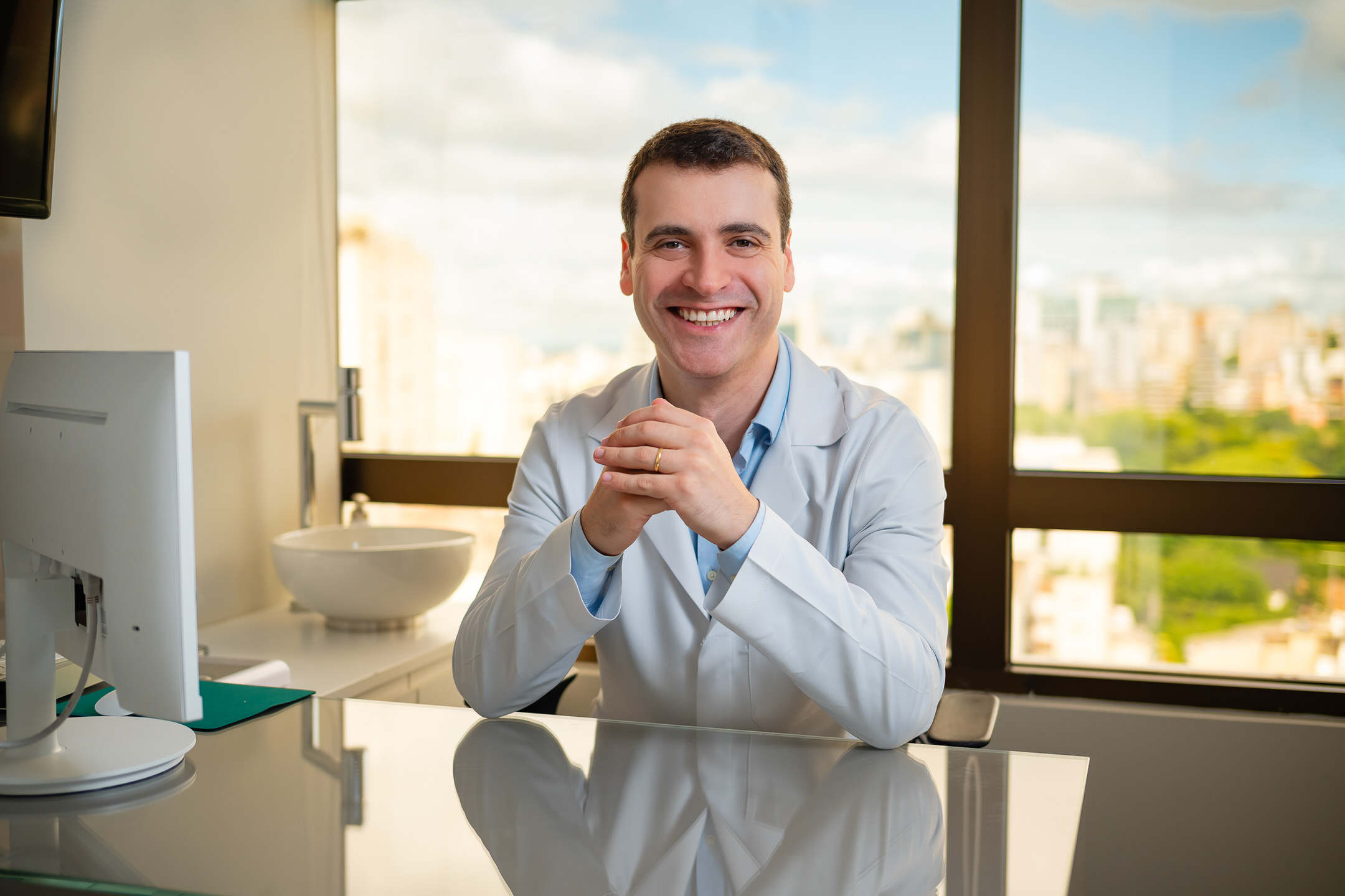 Dr. Bruno Schneider em consultório oftalmológico em Porto Alegre
