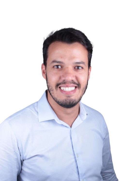 Dr. Esdras Façanha de Carvalho — Cirurgia Bucomaxilofacial