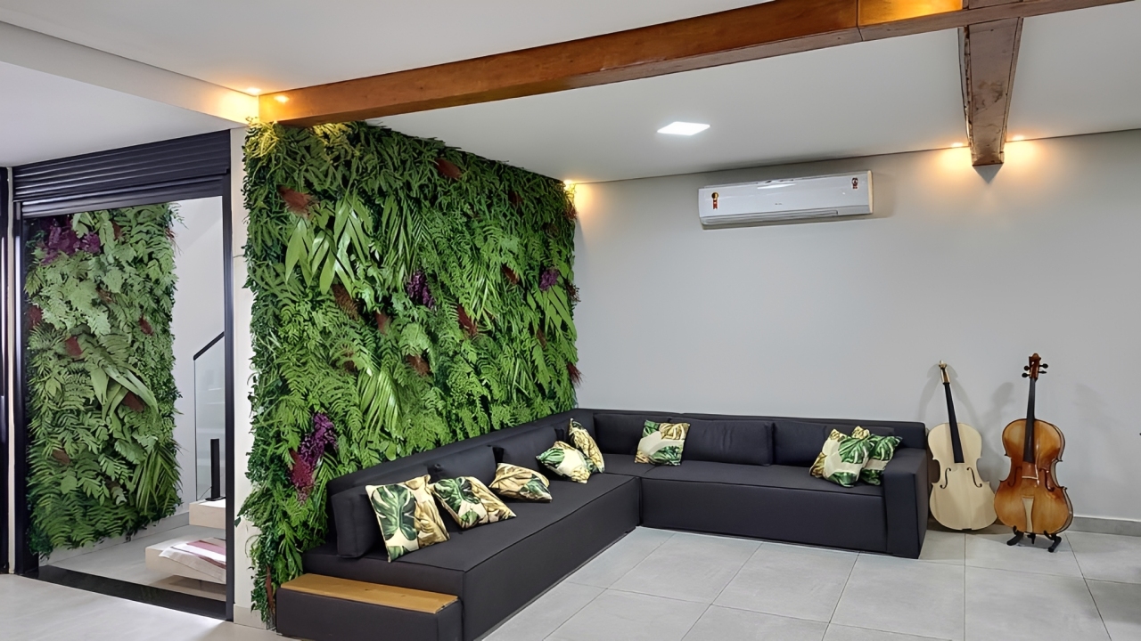 Lobby de hotel com jardim vertical preservado, vegetação real tratada mantendo cor e textura, iluminação indireta quente, ambiente sofisticado e acolhedor, fotografia realista de interiores de hospitalidade