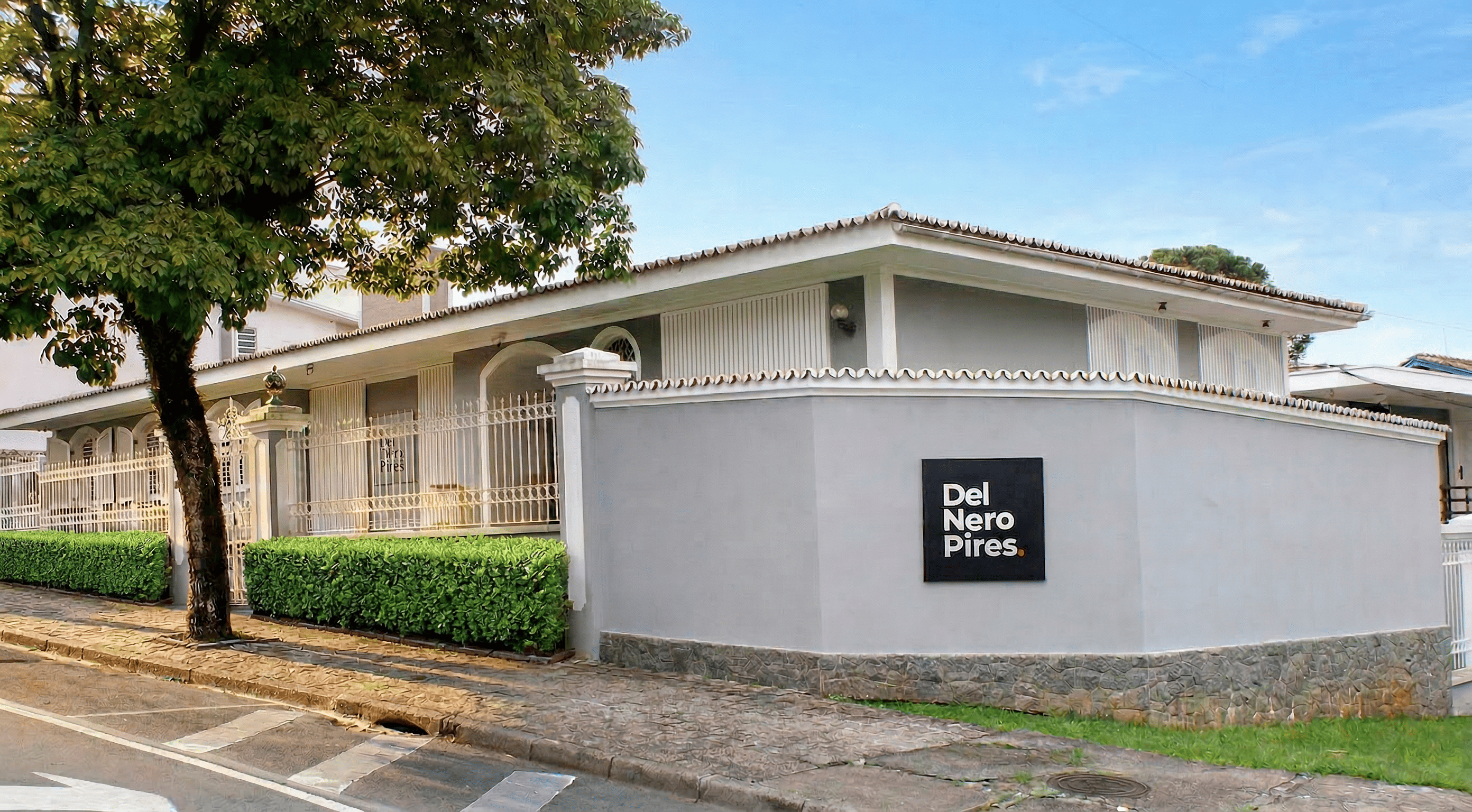 Advogado especialista em direito bancário empresarial apertando a mão de um cliente em escritório moderno, paleta azul-marinho e branco, iluminação suave profissional, fotografia realista